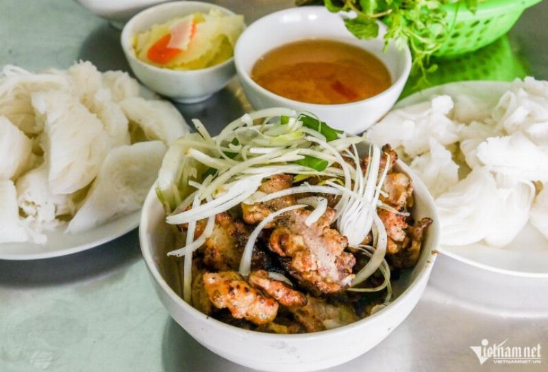 Bát bún chả Nam Định đầy đặn với chả nướng và nước chấm đặc trưng
